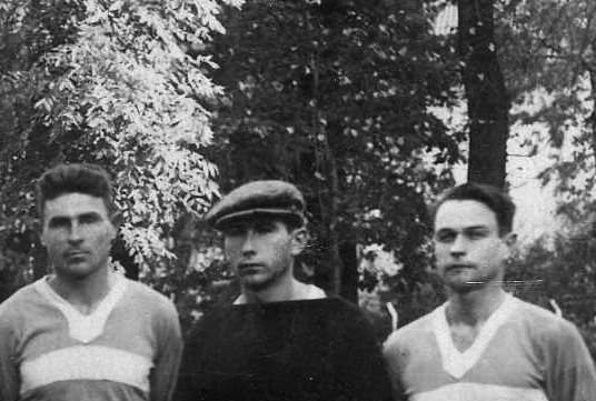 - Самый фактурный динамовец Николай Пастухов (его рост – 190 см), вратарь Николай Басакин и капитан команды Алексей Долбилов.